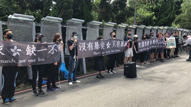 台湾文化大学港生串起人链呼吁五大诉求。(记者夏小华摄)
