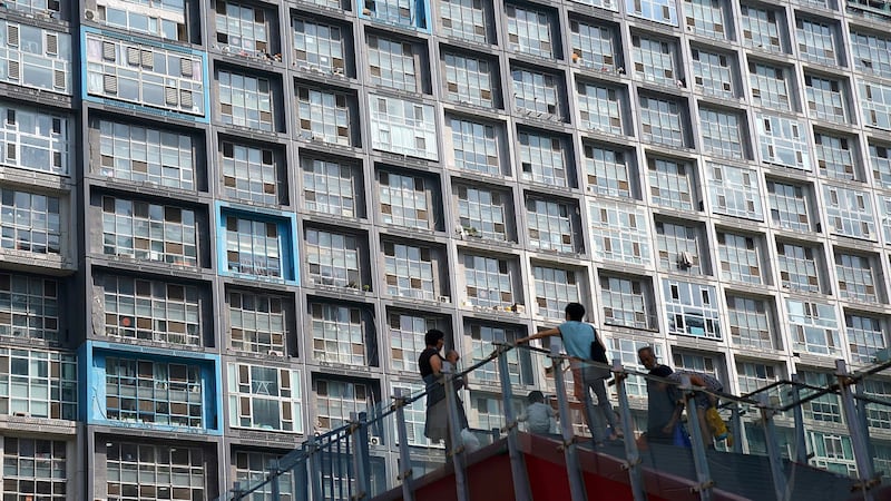 目前北京普遍实行“押一付三”模式,即承租人除了支付一个月租金的押金,还需按季度支付租金。图为,北京一住宅楼。(路透社)