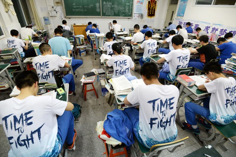 考高前夕，中国的中学生挑灯夜战。