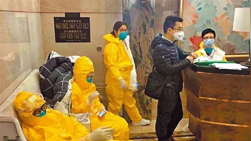 广州保利天悦小区整栋楼爆发小区感染,防疫人员在大堂守候。 (微博图片)