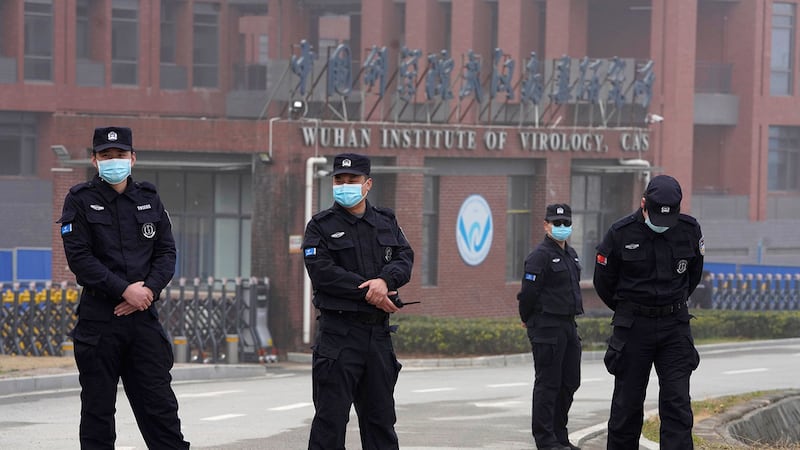 2021年2月3日,世界卫生组织(WHO)小组在中国武汉市调查世界冠状病毒病起源的小组访问期间,安全人员在武汉病毒学研究所进行警戒。(美联社)
