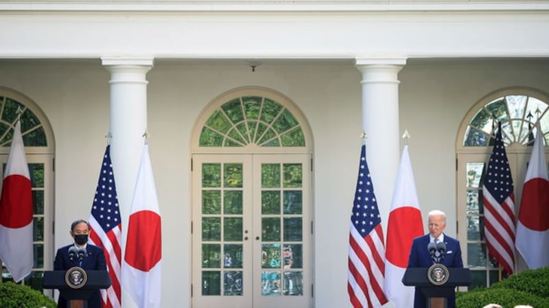 疫苗外交战,美日也同盟?图为2021年4月16日,美国总统拜登和日本首相菅义伟在白宫玫瑰花园举行联合新闻发布会。(路透社)