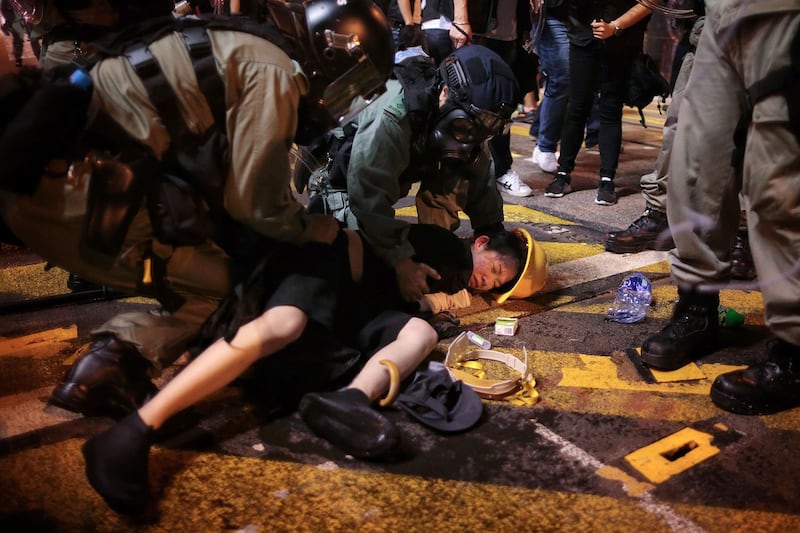 资料图片:2019年7月28日,香港警察拘捕一名抗议者。(美联社)