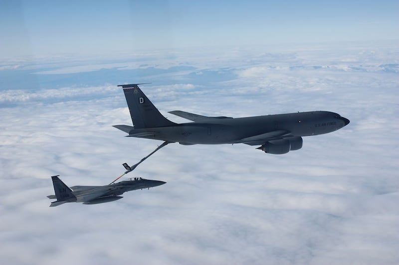 美国空军的一架KC-135空中加油机,正在为F-15战斗机加油。(维基百科)