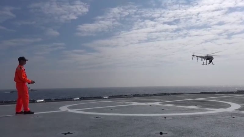 海巡署高雄舰首次采用无人机侦察到中国大陆籍抽砂船越过台海经济海域中线。(海巡署提供)