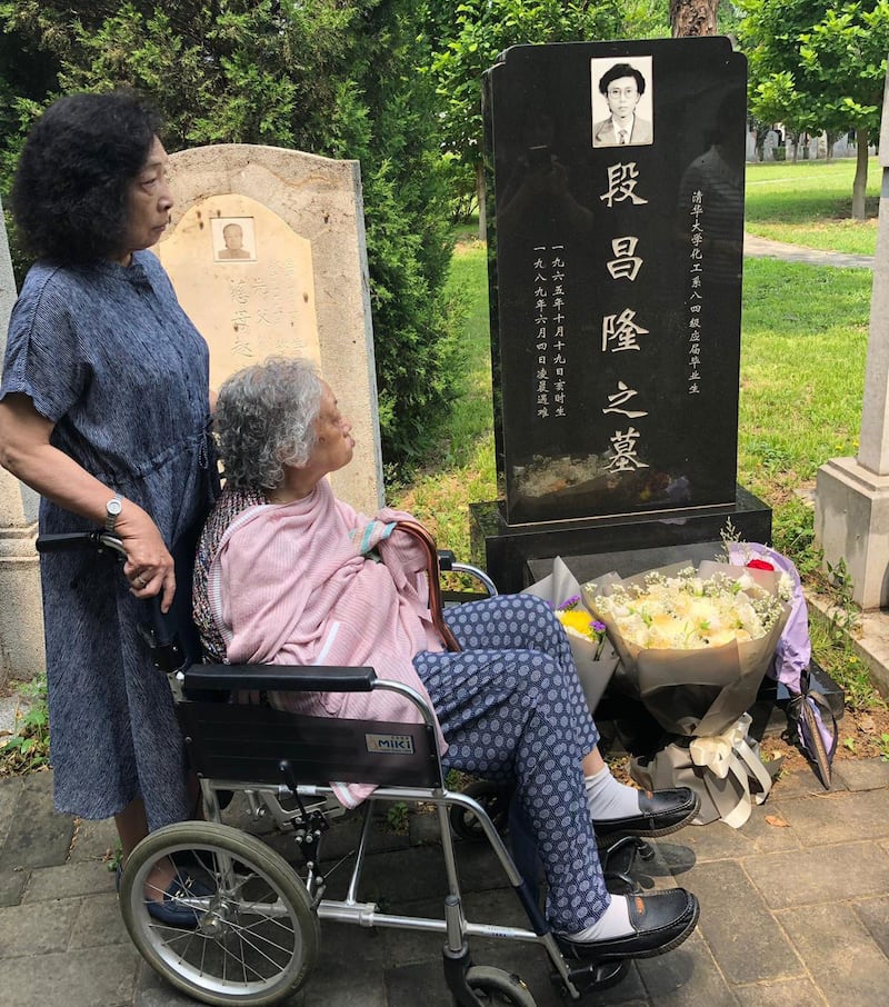 2019年6月4日,天安门母亲成员在北京万安公墓拜祭。(天安门母亲提供)