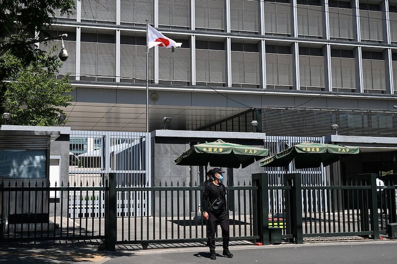 2023年8月29日，警察和保安人员站在日本驻北京大使馆门外。（法新社）