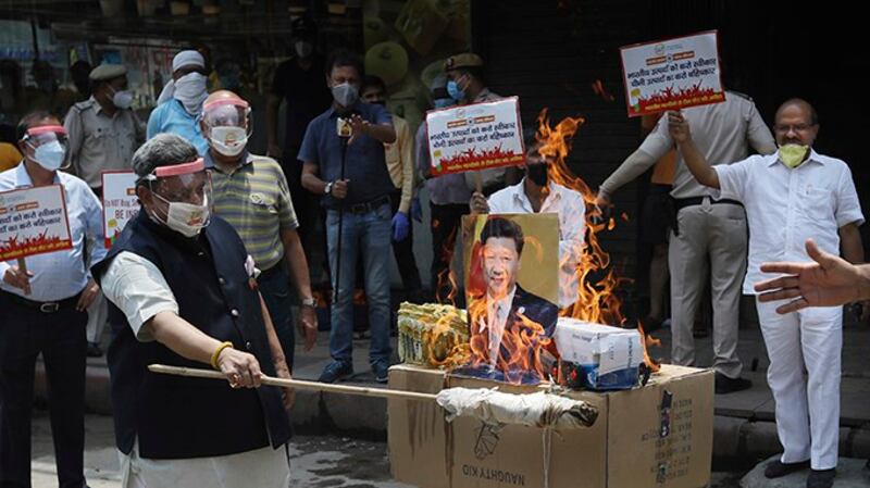 2020年6月22日,印度民众在首都新德里街头焚烧中国领导人习近平的画像。(美联社)