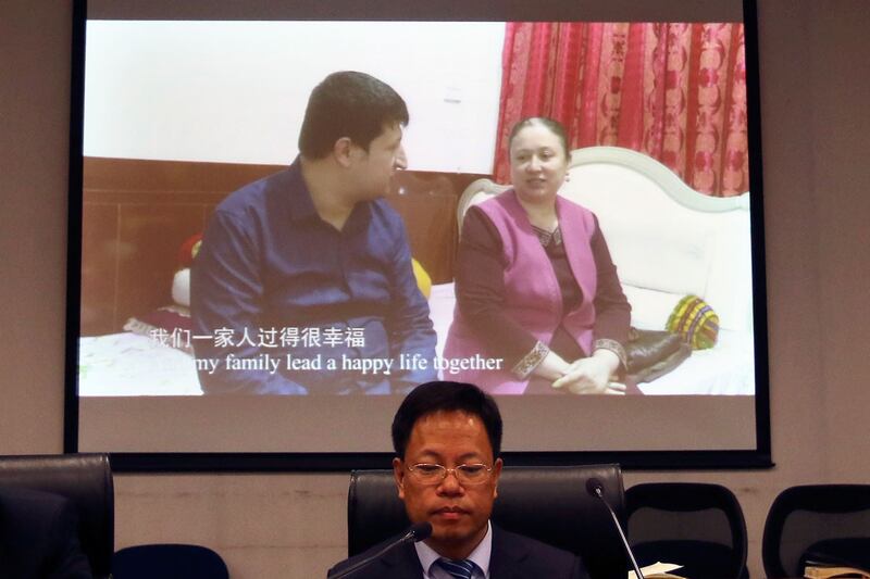 2021年3月18日，新疆维吾尔自治区党委宣传部副部长徐贵相，在北京外交部举行新闻发布会上，播放了维吾尔人赞扬中国对穆斯林少数民族政策录像。（美联社）