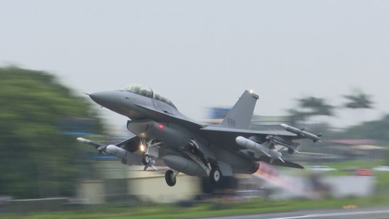 解放军夜间扰台,国军出动F-16驱离。图为F-16参与汉光演习。(资料照、记者李宗翰摄)
