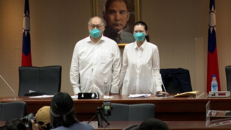 2022年5月10日,被中国判以“颠覆国家罪”服刑五年期满的李明哲,回台后和妻子首次的新闻发布会中,解释五年来心路历程。(RFA资料照、记者李宗翰摄)